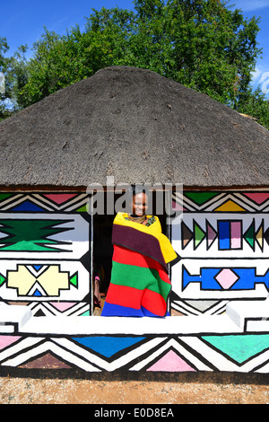 Ndebele donna e capanna a Motseng Villaggio Culturale, Sun City Resort, Pilanesberg, nord ovest della provincia, Repubblica del Sud Africa Foto Stock