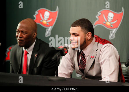 Tampa, Florida, Stati Uniti d'America. 9 maggio 2014. DANIEL WALLACE | Orari.Tampa Bay Buccaneers head coach Lovie Smith, sinistra, ascolta wide receiver Mike Evans come egli risponde alle domande dopo essere stato introdotto ai media locali in uno Buc luogo venerdì, 9 maggio 2014. Evans è stato chiamato il Buccaneers 2014 NFL Draft primo round pick giovedì notte. © Daniel Wallace/Tampa Bay volte/ZUMAPRESS.com/Alamy Live News Foto Stock