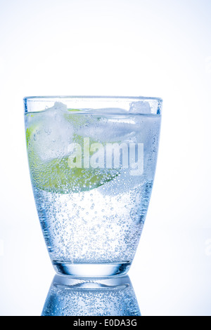 Con un bicchiere di acqua fresca da bere e un lime. Acqua minerale come un Durstloescher., Ein Glas mit frischem Trinkwasser und einer Lim Foto Stock