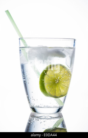 Con un bicchiere di acqua fresca da bere e un lime. Acqua minerale come un Durstloescher., Ein Glas mit frischem Trinkwasser und einer Lim Foto Stock