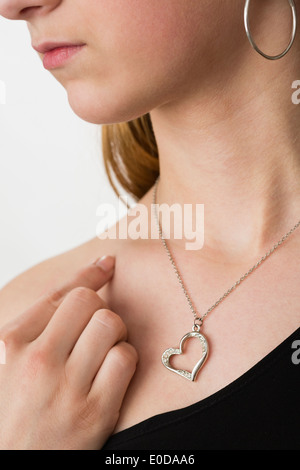 Ciondolo a forma di cuore e di catena d'argento su adolescente(14-15) collo Foto Stock