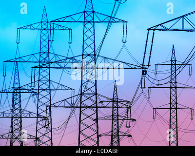 Il montante di un alta tensione per la gestione del flusso elettrico prima di nuvole scure., Der Mast einer Hochspannungsleitung fuer elektris Foto Stock