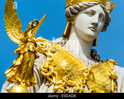 " Il parlamento di Vienna, ? Sterreich. Con la statua di ''Pallas Athene'' della dea greca della saggezza.', 'Dcome Parlament i Foto Stock