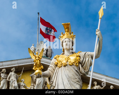 " Il parlamento di Vienna, ? Sterreich. Con la statua di ''Pallas Athene'' della dea greca della saggezza.', 'Dcome Parlament i Foto Stock