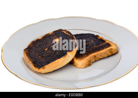 Tostare il pane divenne burntly. Burntly toast con i dischi e la prima colazione., Toastbrot wurde beim toasten verbrannt. Foto Stock