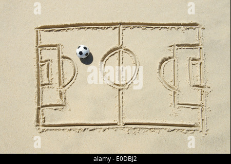 Linea semplice disegno del campo di calcio con pallone da calcio in sabbia sulla spiaggia brasiliana Foto Stock