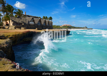 Wave rimbalzo off di roccia lavica shore causando spruzzi di vento ad alta velocità a Varadero cuba beach resort Foto Stock