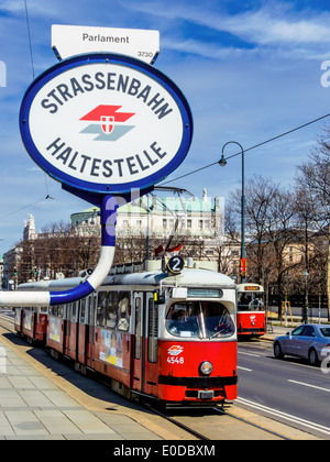 Il tram a Vienna, Austria. Pubblica il traffico locale nelle città, Die Strassenbahn in Wien, ÷sterreich. ÷ffentlicher Nahverkehr ho Foto Stock