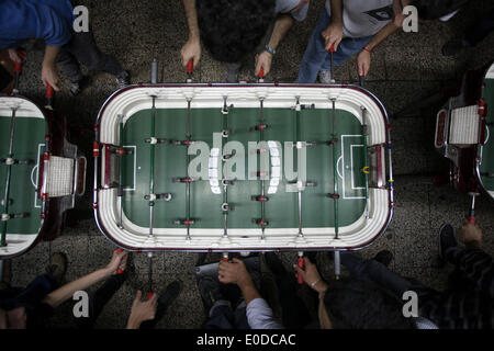 Buenos Aires. 8 Maggio, 2014. Immagine presa il 8 maggio 2014 Mostra residenti durante la riproduzione di un tavolo da calcio balilla del campionato in un bar di Buenos Aires, Argentina. In Argentina, il gioco del calcio balilla o 'Football' è molto popolare tra i bambini e gli adulti che svolgono in barre, luoghi di ricreazione e scuole. La Nazionale Argentina football team a cui partecipare alla Coppa del Mondo FIFA Brasile 2014, è parte del gruppo F con la Bosnia ed Erzegovina, Iran e Nigeria. © Martin Zabala/Xinhua/Alamy Live News Foto Stock