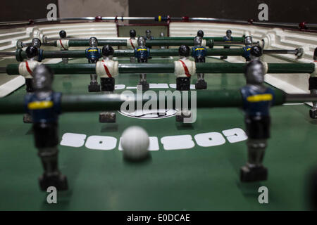 Buenos Aires. 8 Maggio, 2014. Immagine presa il 8 Maggio 2014 mostra una figure di aliminum's giocatori durante un calcio da tavolo del campionato in un bar di Buenos Aires, Argentina. In Argentina, il gioco del calcio balilla o 'Football' è molto popolare tra i bambini e gli adulti che svolgono in barre, luoghi di ricreazione e scuole. La Nazionale Argentina football team a cui partecipare alla Coppa del Mondo FIFA Brasile 2014, è parte del gruppo F con la Bosnia ed Erzegovina, Iran e Nigeria. © Martin Zabala/Xinhua/Alamy Live News Foto Stock