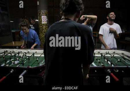 Buenos Aires. 8 Maggio, 2014. Immagine presa il 8 maggio 2014 Mostra residenti reagire durante un calcio da tavolo del campionato in un bar di Buenos Aires, Argentina. In Argentina, il gioco del calcio balilla o 'Football' è molto popolare tra i bambini e gli adulti che svolgono in barre, luoghi di ricreazione e scuole. La Nazionale Argentina football team a cui partecipare alla Coppa del Mondo FIFA Brasile 2014, è parte del gruppo F con la Bosnia ed Erzegovina, Iran e Nigeria. © Martin Zabala/Xinhua/Alamy Live News Foto Stock