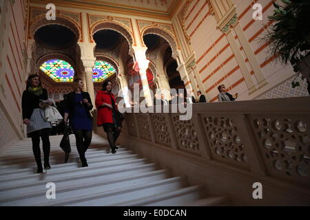 Sarajevo, Bosnia Erzegovina. 9 maggio 2014. La gente visita il riaperto City Hall, a Sarajevo, Bosnia Erzegovina, il 9 maggio 2014. Il Municipio, un edificio di Sarajevo, ha riaperto il Venerdì, 22 anni dopo che era stato distrutto durante la guerra in Bosnia. © Haris Memija/Xinhua/Alamy Live News Foto Stock