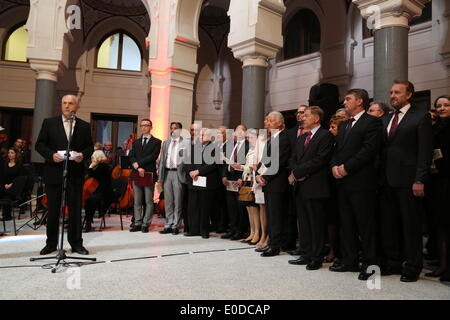 Sarajevo, Bosnia Erzegovina. 9 maggio 2014. Alto rappresentante per la Bosnia ed Erzegovina (BiH) Valentin Inzko (L) parla durante la cerimonia di riapertura della City Hall, a Sarajevo, Bosnia Erzegovina, il 9 maggio 2014. Il Municipio, un edificio di Sarajevo, ha riaperto il Venerdì, 22 anni dopo che era stato distrutto durante la guerra in Bosnia. © Haris Memija/Xinhua/Alamy Live News Foto Stock