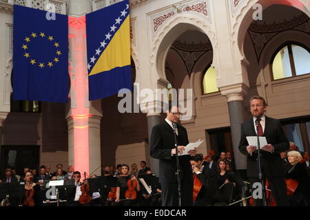 Sarajevo, Bosnia Erzegovina. 9 maggio 2014. Presidente della Presidenza della Bosnia ed Erzegovina (BiH) Bakir Izetbegovic (R) parla durante la cerimonia di riapertura della City Hall, a Sarajevo, Bosnia Erzegovina, il 9 maggio 2014. Il Municipio, un edificio di Sarajevo, ha riaperto il Venerdì, 22 anni dopo che era stato distrutto durante la guerra in Bosnia. © Haris Memija/Xinhua/Alamy Live News Foto Stock