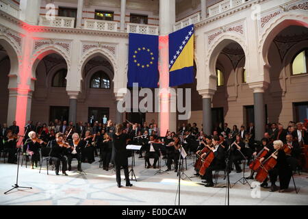 Sarajevo, Bosnia Erzegovina. 9 maggio 2014. Sarajevo Filarmonica Orchestra suona alla cerimonia di riapertura della City Hall, a Sarajevo, Bosnia Erzegovina, il 9 maggio 2014. Il Municipio, un edificio di Sarajevo, ha riaperto il Venerdì, 22 anni dopo che era stato distrutto durante la guerra in Bosnia. © Haris Memija/Xinhua/Alamy Live News Foto Stock