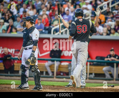 Albuquerque, Nuovo Messico, Stati Uniti d'America. 9 maggio 2014. Roberto E. Rosales.Sacramento's Nate Freiman(CQ), punteggi di destra un altro girare per il fiume i gatti come isotopo catcher Tim Federowicz(CQ), sinistra, può solo guardare al di fuori campo lato venerdì sera al Parco degli isotopi. Roberto E. Rosales/Albuquerque Journal.Albuquerque, Nuovo Messico3 © Roberto E. Rosales/Albuquerque ufficiale/ZUMAPRESS.com/Alamy Live News Foto Stock