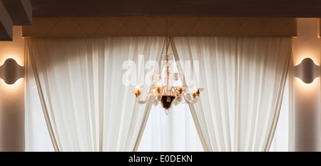 Luxury drappi beige in una grande sala luminosa Foto Stock