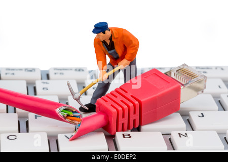 Un lavoratore di riparazione di un cavo di rete. Foto simbolico per la protezione dei dati, ein Arbeiter repariert ein Netzwerk Kabel. Symbolfoto fuer D Foto Stock