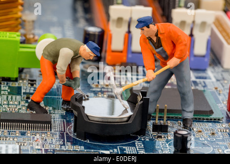 Un lavoratore riparazioni che il consiglio di amministrazione di un computer. Foto simbolico per la protezione dei dati, ein Arbeiter repariert die Platine eines Computers. Foto Stock