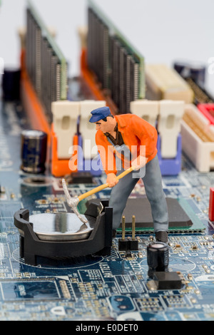 Un lavoratore riparazioni che il consiglio di amministrazione di un computer. Foto simbolico per la protezione dei dati, ein Arbeiter repariert die Platine eines Computers. Foto Stock