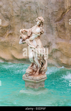 Una bella fontana con statue e rocce Foto Stock