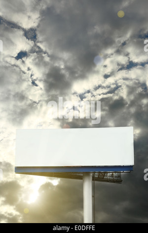 Blank street cartellone in cielo molto nuvoloso Foto Stock