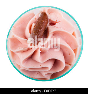 Deliziosi gelati scatti con caroselli e topping isolato su bianco Foto Stock