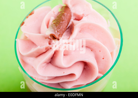 Deliziosi gelati scatti con caroselli e topping Foto Stock