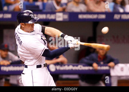 San Pietroburgo, Florida, Stati Uniti d'America. 9 maggio 2014. Tampa Bay Rays terzo baseman Evan Longoria (3) Collega per un singolo nel quarto inning contro i Cleveland Indians al Tropicana campo. Credito: Sarà Vragovic/Tampa Bay volte/ZUMAPRESS.com/Alamy Live News Foto Stock