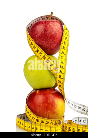 Diversi ? ?Pfel con una dimensione nastro. Foto simbolico per la dieta e sani di alta vitamina cibo., Mehrere ƒpfel Mit einem Massband Foto Stock