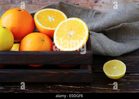 Gli agrumi arance e limoni nel cassetto, cibo closeup Foto Stock