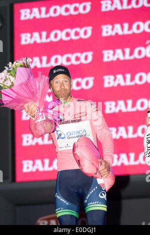 Belfast, Irlanda del Nord. 09 Maggio, 2014. Canadian Svein TUFT dal bordo Orica-Greenfesta dopo andare in rosa in t 2014 il Giro d'Italia: Credito Bonzo Alamy/Live News Foto Stock