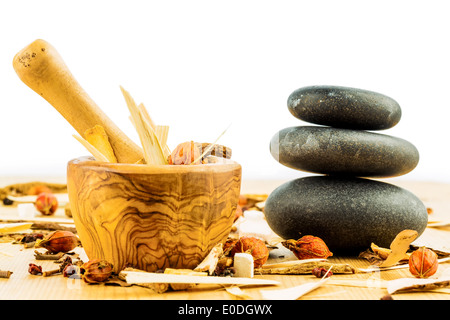 Ingredienti per un tè nella medicina tradizionale cinese. La guarigione di malattie da metodi alternativi., Zutaten fuer einen Tee Foto Stock