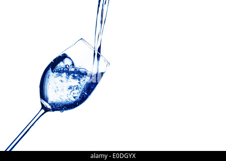 Pura e acqua pulita viene riempito in un bicchiere. Acque per uso potabile, acqua, vetro, disidratazione, dehydrogenate, disidratazione nel Foto Stock