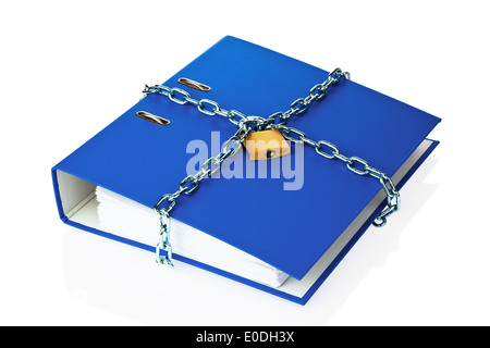 Un file con la catena e la tendina castello chiuso. Protezione dei dati e sicurezza dei dati., Ein Aktenordner mit Kette und Vorhangschloss ve Foto Stock