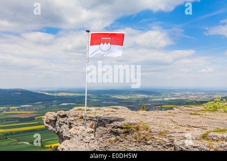 Bandiera della Franconia sul Staffelberg, Germania Foto Stock