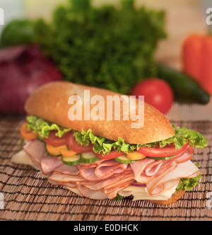 Caricato submarine sandwich con la Turchia, prosciutto, formaggio e verdure fresche Foto Stock