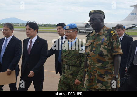 Juba, nel sud Sudan, Africa. 8 Maggio, 2014. Giapponese Ministro della difesa ITSUNORI ONODERA arrivati al sud Sudan come il primo ministro giapponese per andare al paese africano dal momento che è venuto ha vinto la sua indipendenza dal Sudan, Onodera si è incontrato con il Rappresentante speciale del segretario generale in Sud Sudan e capo delle operazioni di mantenimento della pace delle Nazioni Unite la missione nel paese e ha ispezionato Êactivities di autodifesa giapponese delle truppe delle forze che partecipano all ONU nelle operazioni di mantenimento della pace nel sud Sudan e controllati Êthe situazione locale in materia di sicurezza. Credito: Samir Bol/ZUMA filo/ZUMAPRESS.com/Alamy Live News Foto Stock