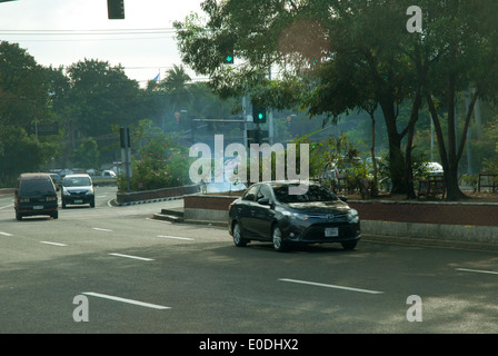 Vetture su strada pubblica a Manila, Filippine. Foto Stock