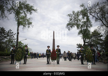 Odessa, Ucraina. 9 maggio 2014. I soldati in uniformi di parata davanti alla tomba di un soldato sconosciuto durante la Giornata della vittoria festeggiamenti in Odessa, Ucraina, venerdì 9 maggio, 2014. Quasi 50 persone morirono, venerdì scorso durante gli scontri tra tra pro-le forze russe e i sostenitori del governo centrale. Il governatore locale ha emesso un ordine di vietare la visualizzazione pubblica del flag di russo. (Zacharie Scheurer) © Zacharie Scheurer/NurPhoto/ZUMAPRESS.com/Alamy Live News Foto Stock