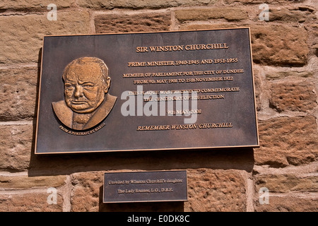 La placca di Sir Winston Churchill ha svelato da sua figlia la signora Soames il 9 maggio 2008 a Dundee, Regno Unito Foto Stock