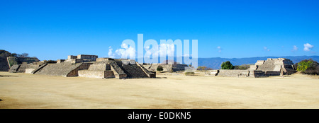 Vista panoramica Grand Plaza zapoteco rovine Monte Alban Provincia di Oaxaca Messico Foto Stock