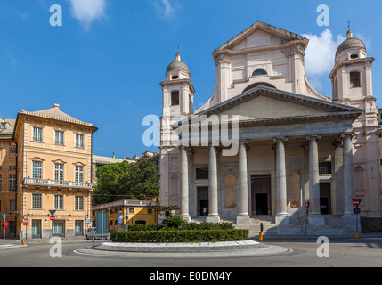 Città piccola piazza con rotonda circondata da edifici e la Chiesa cattolica in Genova, Italia. Foto Stock