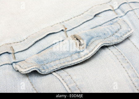 Jeans nella tasca di una giacca da vicino Foto Stock