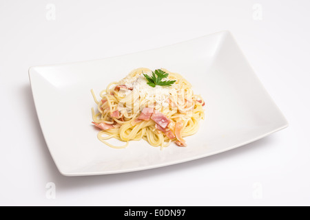 Spaghetti alla carbonara piastra con prosciutto cotto e formaggio parmigiano Foto Stock