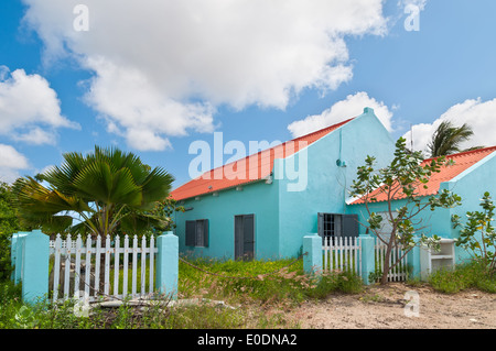 Queste case a Bonaire sono una combinazione di colori dei caraibi con l'architettura olandese. Foto Stock