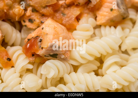 Spirale italiana paste fresche e salmone cotto Foto Stock