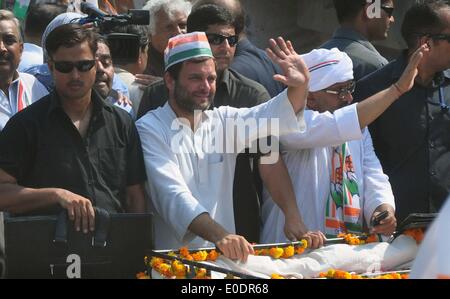 Varanasi (India). Il 10 maggio, 2014. Congresso Vice Presidente Rahul Gandhi congresso onde tifosi nel corso di una campagna elettorale road show in Varanasi il 05-10-2014. Credito: PACIFIC PRESS/Alamy Live News Foto Stock