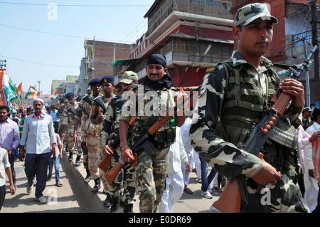 Varanasi (India). Il 10 maggio, 2014. Forze paramilitari durante il Congresso Vice-presidente Rahul Gandhi durante la campagna elettorale del road show in Allahabad sabato. Credito: PACIFIC PRESS/Alamy Live News Foto Stock
