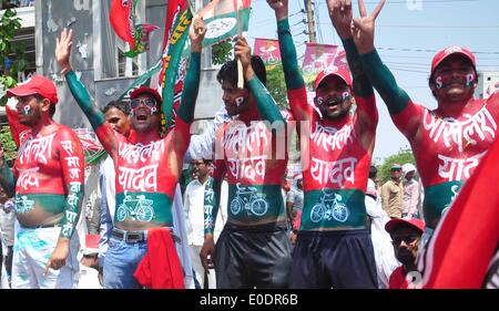Varanasi (India). Il 10 maggio, 2014. Samajwadi Party sostenitori durante l'Uttar Pradesh Chief Minister Akhilesh Yadav con il candidato del partito Kailash Chaurasiya partecipare a una campagna elettorale road show in Varanasi il 05-10-2014. Credito: PACIFIC PRESS/Alamy Live News Foto Stock